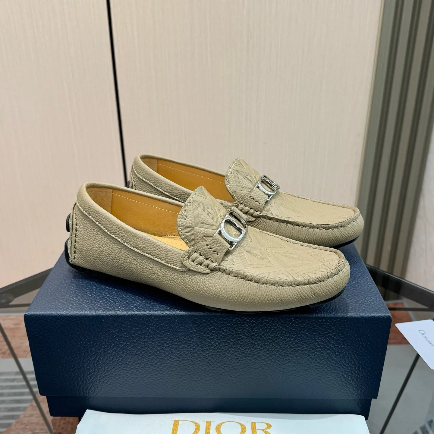 Men's shoes: 580💰 (Niu Li) (Dior Doudou shoes) Exclusive new model Official website new model The upper is made of high-quality imported calf, the color is delicate, and the flowing luxurious texture is tailor-made for exquisite men, creating a noble aura. Delicate and smooth lines. Cowhide lining. Size: 38-44, 45 customized. Outdoor driving shoes for experienced drivers🚗
